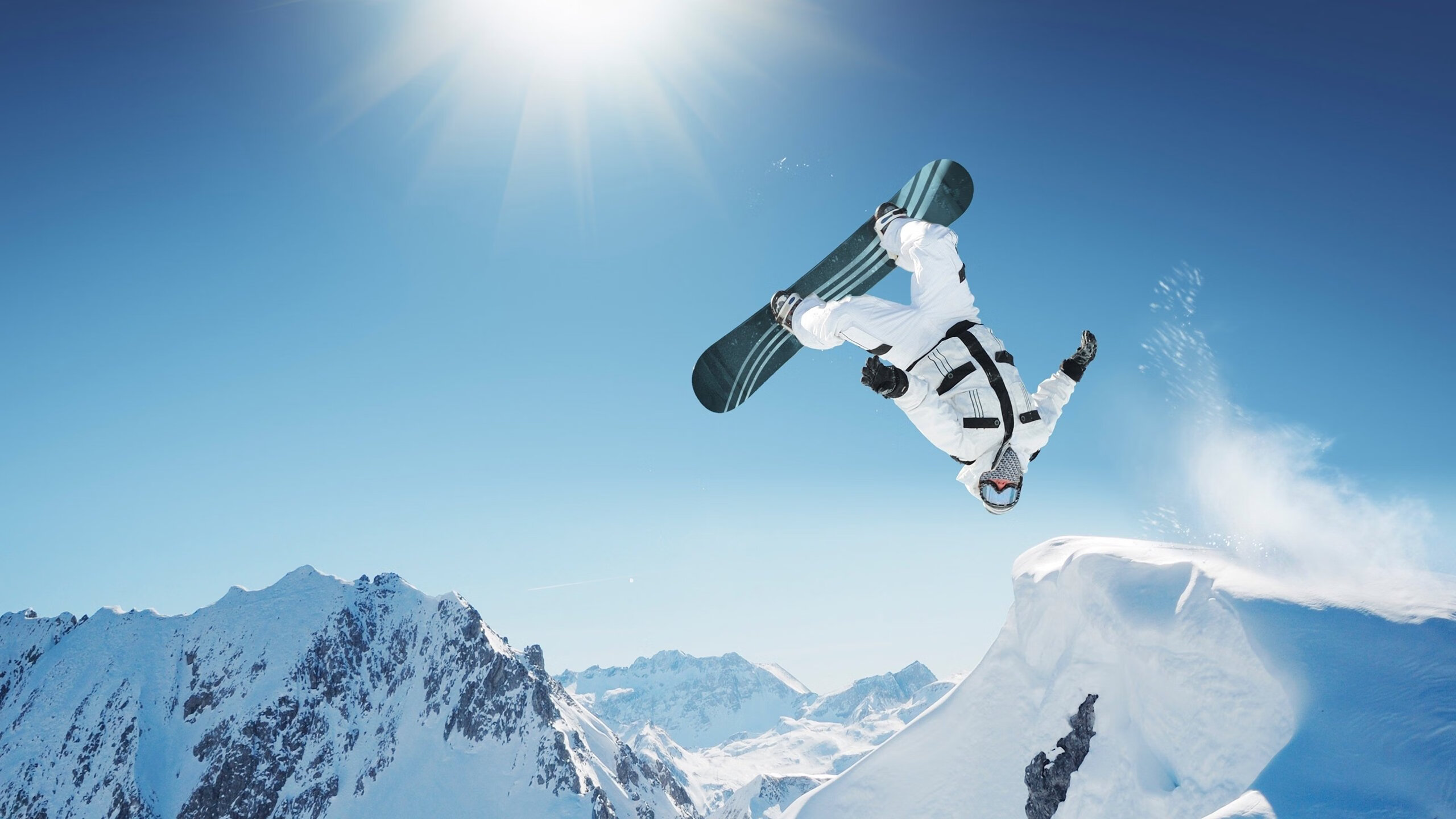 “青少年足球比赛引入AI裁判，提升公平公正”，青少年足球大赛